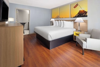 Standard Room, 1 King Bed, Accessible, Refrigerator
