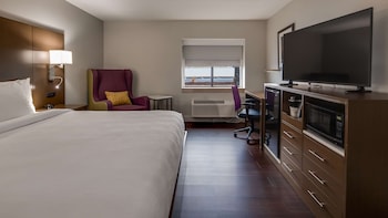 Standard Room, 1 King Bed, Non Smoking, Refrigerator & Microwave