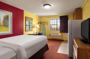 Room, 1 Queen Bed, Non Smoking (Mini-Kitchenette)