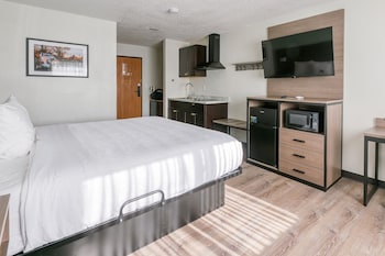 Deluxe Room, 1 King Bed, Kitchenette, Ground Floor
