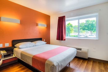 Deluxe Room, 1 Queen Bed, Accessible, Non Smoking