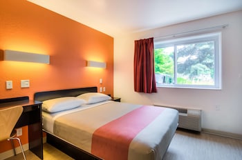 Deluxe Room, 1 Queen Bed, Non Smoking, Refrigerator & Microwave