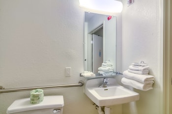 Deluxe Room, 1 Queen Bed, Non Smoking, Refrigerator & Microwave