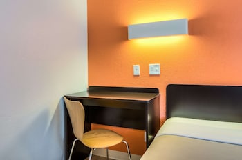 Deluxe Room, 1 Queen Bed, Non Smoking, Refrigerator & Microwave