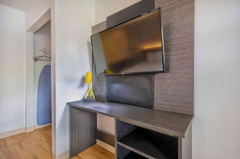 Deluxe Room, 1 Queen Bed, Smoking, Refrigerator & Microwave