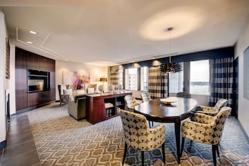 Penthouse Suite, 1 King Bed with Fireplace (Water View)