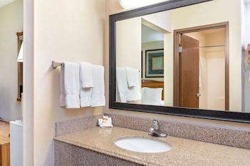 Suite, 1 Bedroom, Non Smoking (Limited View)