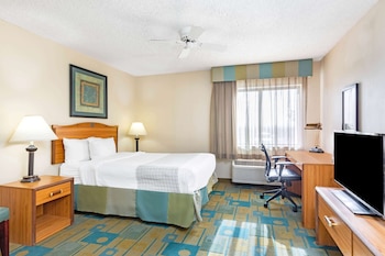 Deluxe Suite, 1 King Bed, Non Smoking (Limited View)