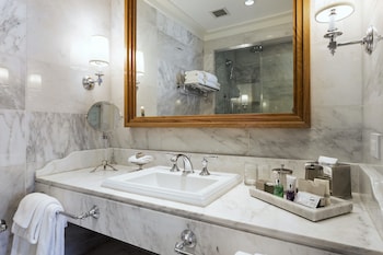 Deluxe Room, 1 King Bed, Fireplace