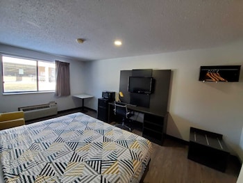 Deluxe Room, 1 Queen Bed, Non Smoking, Refrigerator & Microwave