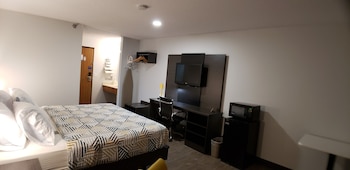 Deluxe Room, 1 King Bed, Non Smoking, Refrigerator & Microwave