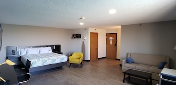 Deluxe Suite, 1 King Bed, Non Smoking, Refrigerator & Microwave