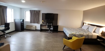 Deluxe Suite, 1 King Bed, Non Smoking, Refrigerator & Microwave