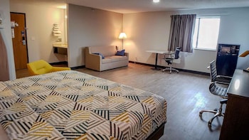 Deluxe Room, 1 Queen Bed, Non Smoking, Refrigerator & Microwave