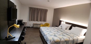 Deluxe Room, 1 King Bed, Non Smoking, Refrigerator & Microwave