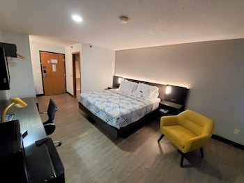 Deluxe Room, 1 Queen Bed, Non Smoking, Refrigerator & Microwave