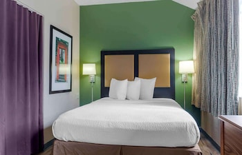 Deluxe Studio, 1 Queen Bed with Sofa bed, Accessible, Non Smoking