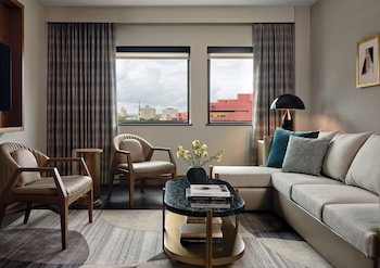 Suite (Club Lounge Access)