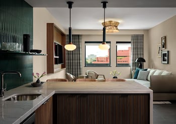 Suite (Club Lounge Access)