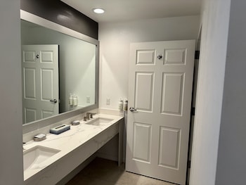 Suite, 1 King Bed, Non Smoking, Jetted Tub (Balcony)