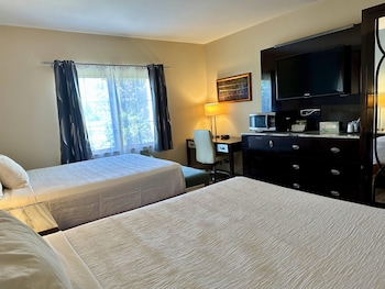 Room, 2 Queen Beds, Accessible, Non Smoking (Mobility/hearing, Roll-in Shower)
