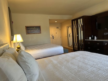 Deluxe Room, 2 Queen Beds, Non Smoking