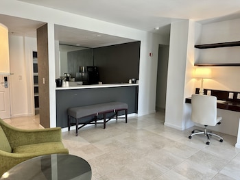 Suite, 1 King Bed, Non Smoking, Jetted Tub (Balcony)