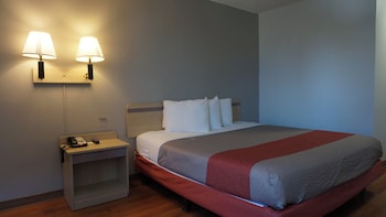 Deluxe Room, 1 King Bed, Roll-in Shower, Refrigerator