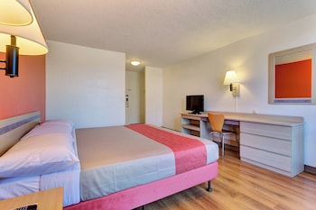 Deluxe Room, 1 King Bed, Roll-in Shower, Refrigerator