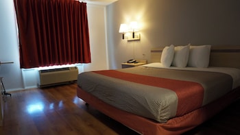 Deluxe Room, 1 King Bed, Roll-in Shower, Refrigerator