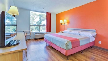 Deluxe Room, 1 King Bed, Roll-in Shower, Refrigerator
