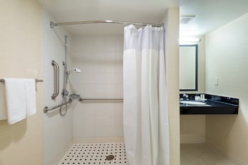 Room, 2 Queen Beds, Hearing Accessible (Roll-in Shower)