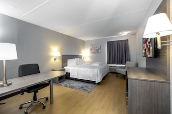 Premium Room, 1 King Bed (Upgraded Bedding & Snack, Smoke Free)
