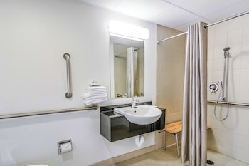 Deluxe Room, 1 Queen Bed, Accessible, Non Smoking