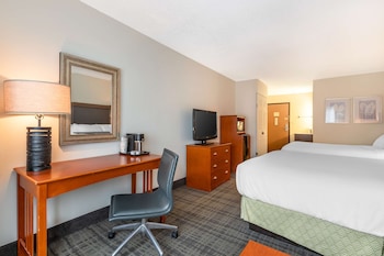 Family Room, 2 Queen Beds, Non Smoking, Refrigerator & Microwave (Pet Friendly;with Sofabed)