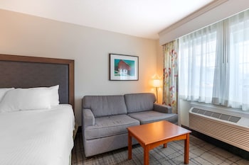 Family Room, 2 Queen Beds, Non Smoking, Refrigerator & Microwave (Pet Friendly;with Sofabed)