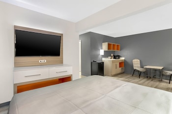 Suite, 1 Queen Bed with Sofa bed, Accessible, Non Smoking
