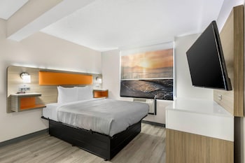 Suite, 1 Queen Bed with Sofa bed, Accessible, Non Smoking