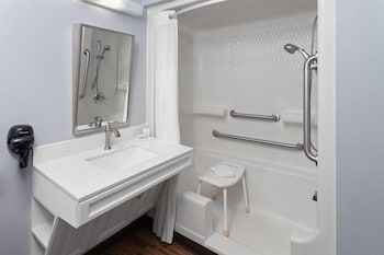 Room, 1 Queen Bed, Accessible, Non Smoking (Mobility, Bathtub w/Grab Bars)