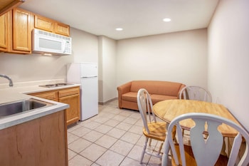 Economy Suite, 2 Queen Beds, Kitchenette