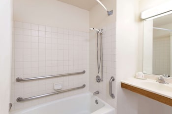 Room, 1 Queen Bed, Accessible, Non Smoking (Mobility/Hearing)