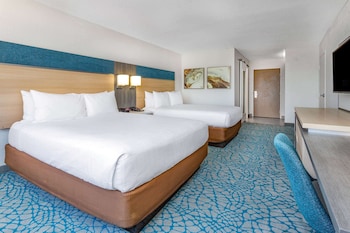 Standard Room, 2 Queen Beds (Bath/Shower Combo)