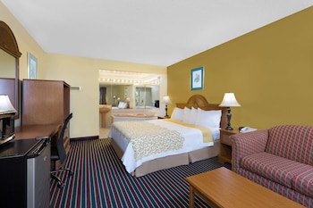 Deluxe Room, 1 King Bed, Smoking, Refrigerator