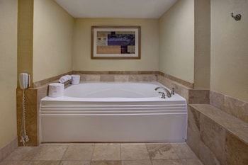 Room, 1 King Bed, Refrigerator & Microwave (Jetted Tub)