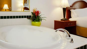 Deluxe Room, 1 King Bed, Non Smoking, Jetted Tub