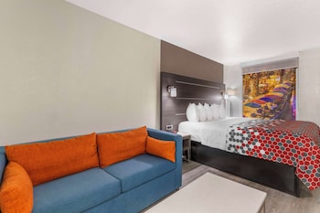 Suite, 1 King Bed with Sofa bed, Non Smoking