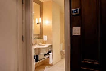 Deluxe Suite, 1 King Bed with Sofa Bed