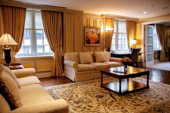 Corner Suite, 1 King Bed with Sofa Bed