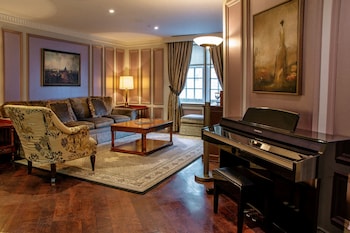 Sultan Suite, 1 King Bed with Sofa Bed