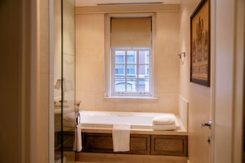 Corner Suite, 1 King Bed with Sofa Bed